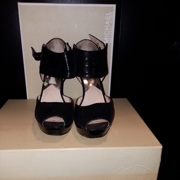 🔥 Michael Kors Sandals 🔥 - Picture 1 of 4